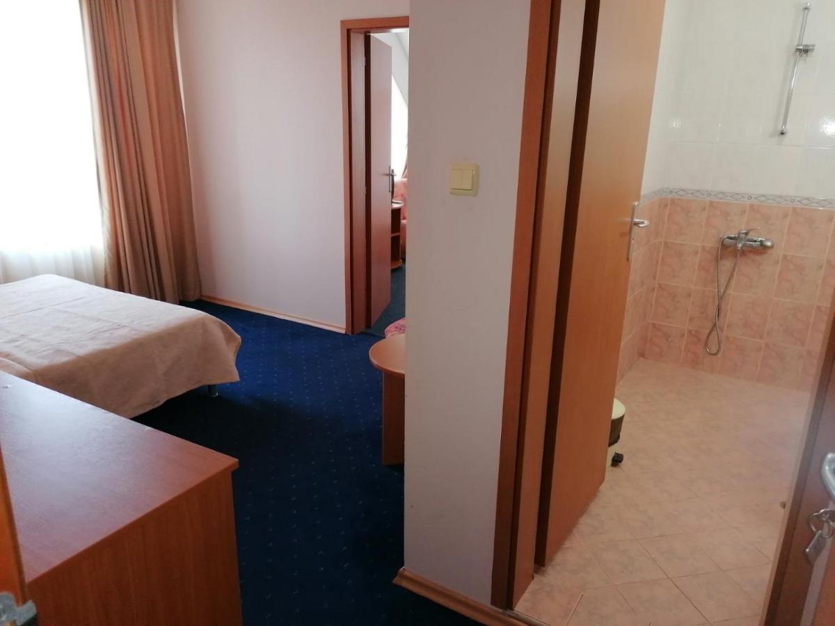Хотел Андре Hotel Chernomorets Ngoại thất bức ảnh