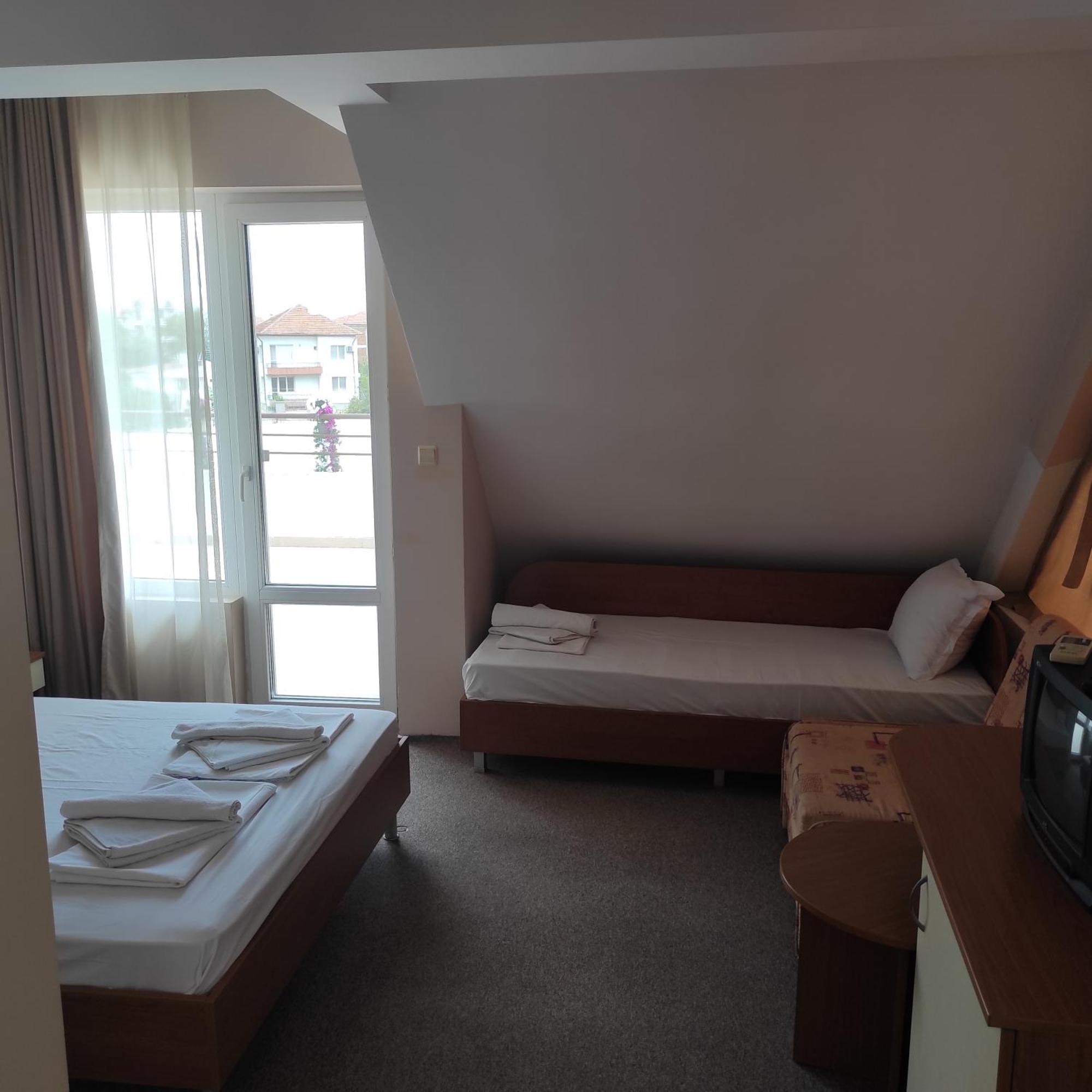 Хотел Андре Hotel Chernomorets Ngoại thất bức ảnh