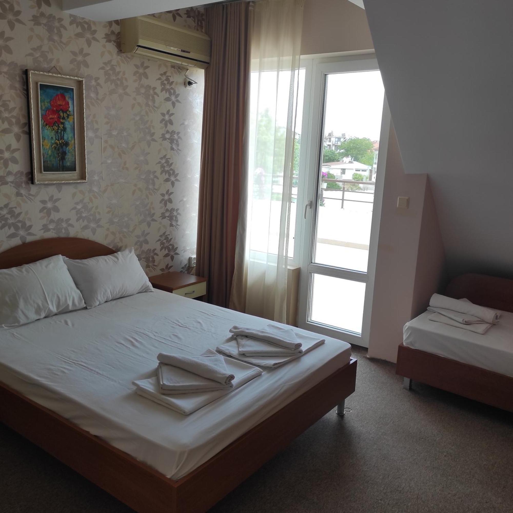 Хотел Андре Hotel Chernomorets Ngoại thất bức ảnh